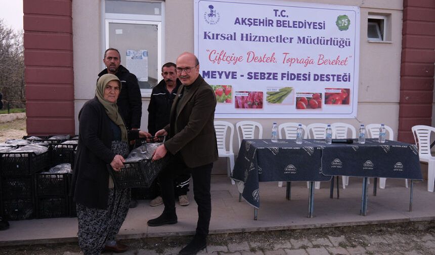 126 Bin Çilek Fidesi Toprakla Buluşuyor