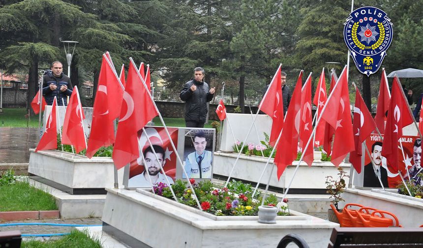Şehitlik Ziyareti ve Sergiyle Anlamlı Kutlama
