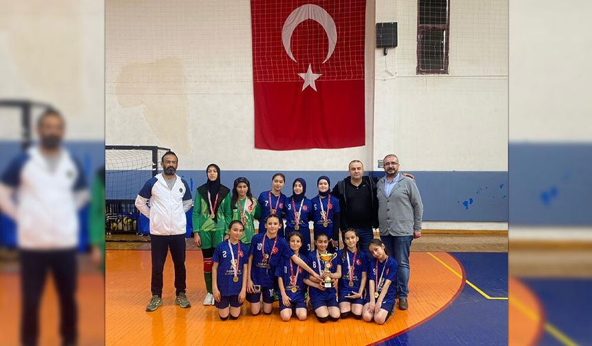 Engili Hasan Doğan Ortaokulu Konya Şampiyonu