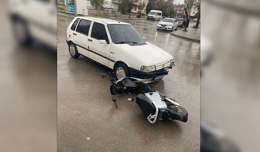 Otomobil ile Elektrikli Bisiklet Çarpıştı: 2 Yaralı