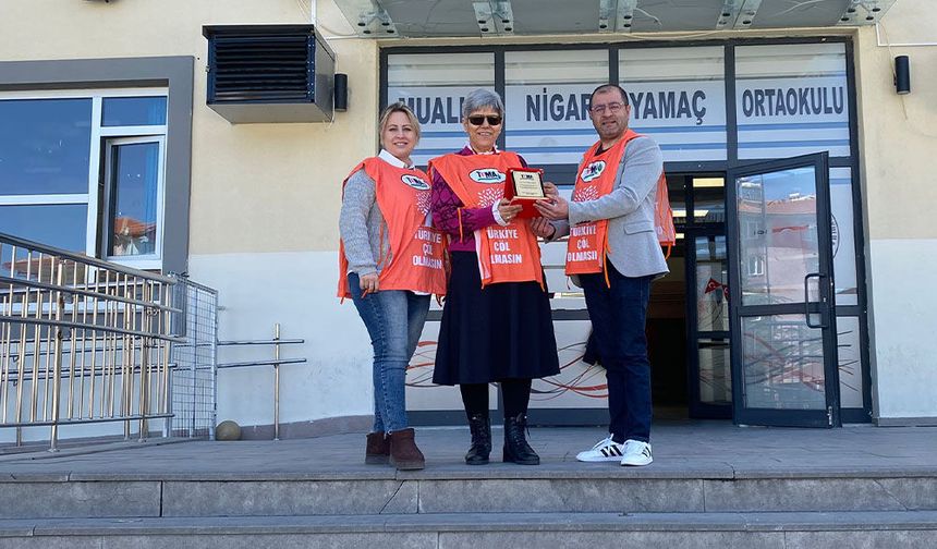 Öğretmen Ümmü Gülsüm Öcal Eş’e TEMA’dan Plaket