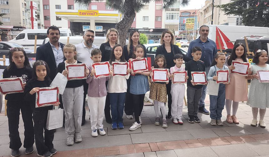 Minik Ressamlar Ödüllendirildi
