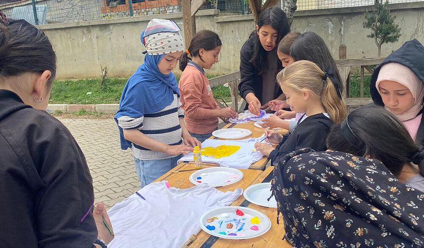 “Cuma Atölyesi Tişört Boyama Etkinliği” Renkli Görüntülere Sahne Oldu
