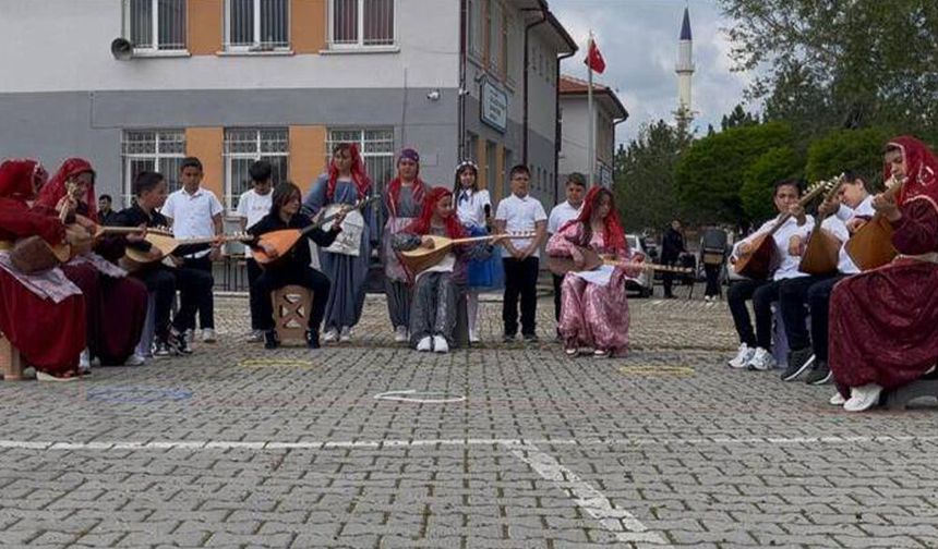 Yazla Mahallesi’nde Bağlama Kursu Öğrencilerinden Bahar Şenliği Gösterisi