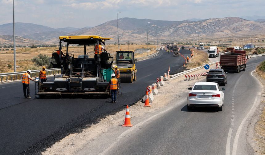 Karayolları’ndan Afyon–Konya Yolunda Sıcak Asfalt Çalışması
