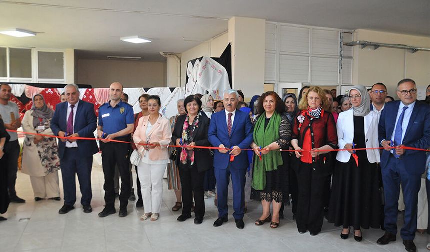 Akşehir Halk Eğitim Merkezi Yıl Sonu Sergisi Yoğun Katılımla Açıldı