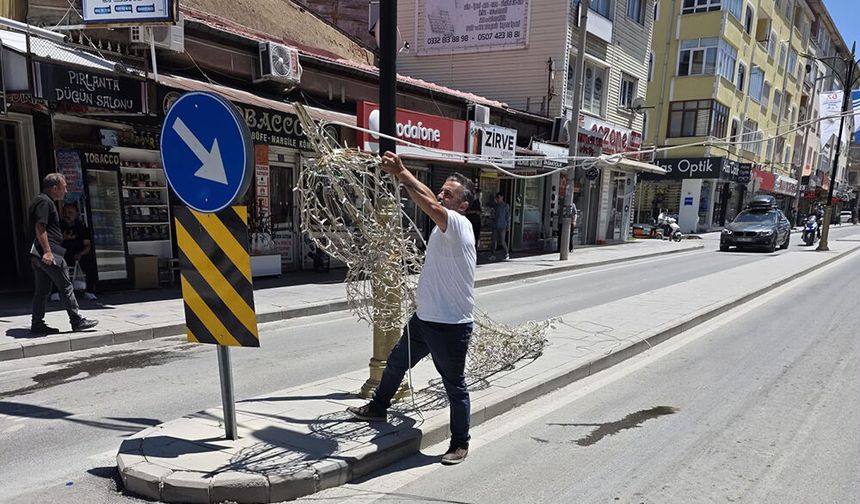 Cevdet Köksal Caddesi’nde Işıklandırma Sistemi Yola Düştü