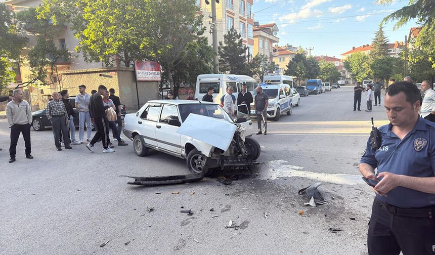 Motosiklet ile Otomobil Çarpıştı: 2 Yaralı