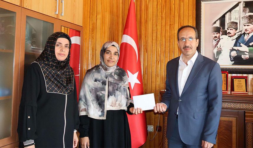 Akşehir'den İki Öğrenciye Umre Ödülü