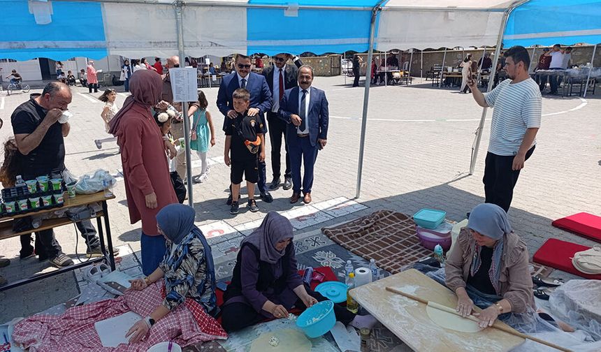 Yunak Atatürk İlkokulu'ndan Kermes