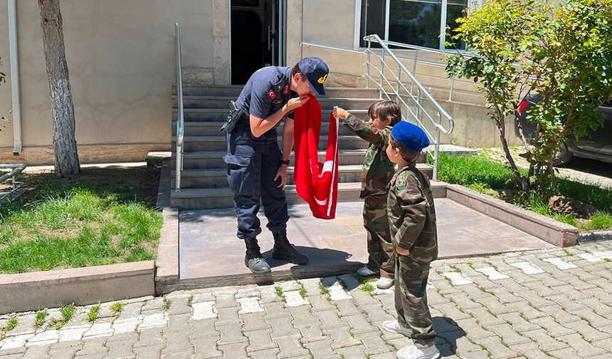 Yunak'ta Anaokulu Öğrencilerinden Jandarmaya Ziyaret