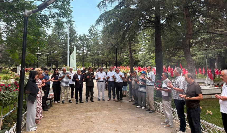 Akşehir Şehitliği Önünde Aşure İkramı Gerçekleştirildi