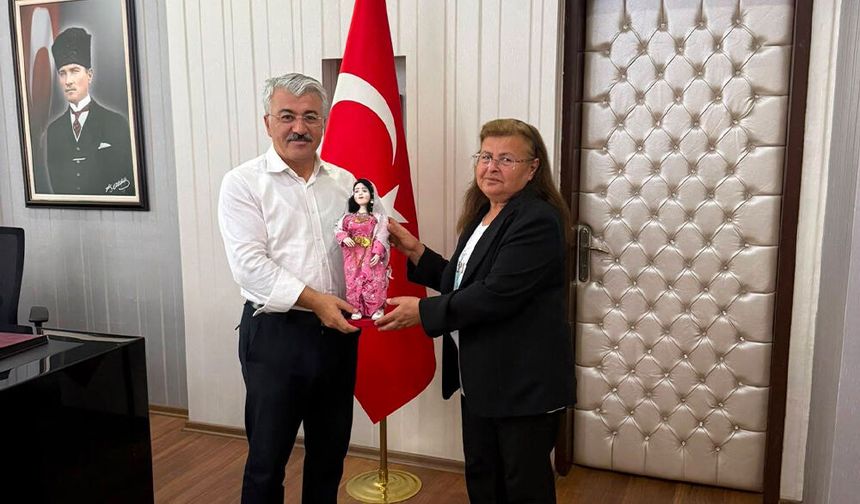 Akşehir’in Nakış Ustası Derecesini Kaymakam Yiğit’le Paylaştı