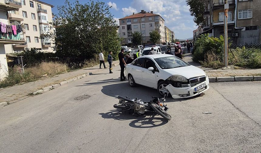 Motosiklet ile Otomobil Çarpıştı: 1 Yaralı