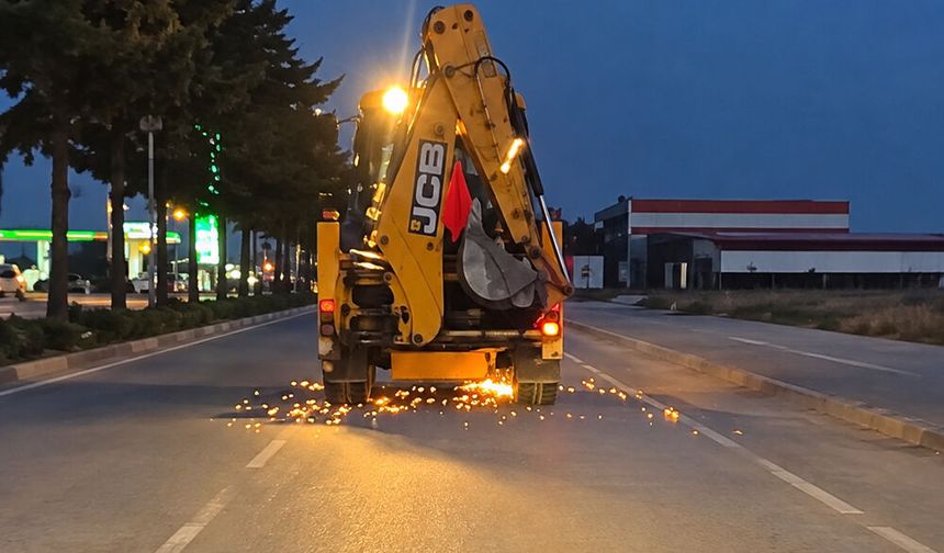 Kepçe Yüklü Araç Yolda Kıvılcım Çıkardı