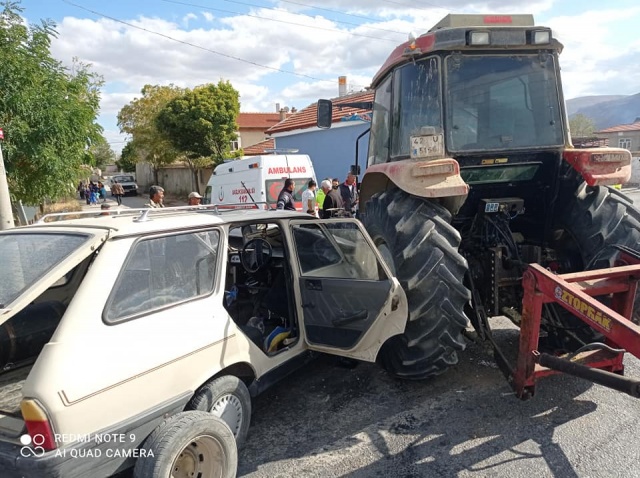 YUNAK YOLUNDA TRAFİK KAZASI: 4 YARALI (FOTOĞRAFLAR İÇİN TIKLAYINIZ)