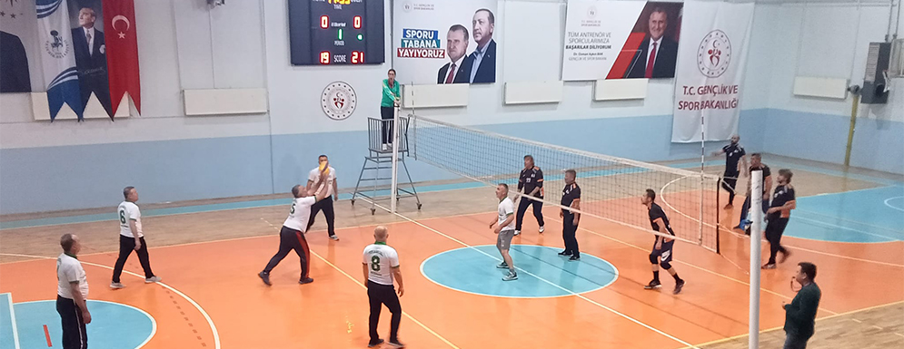 ÖĞRETMENLER ARASI VOLEYBOL TURNUVASI BAŞLADI