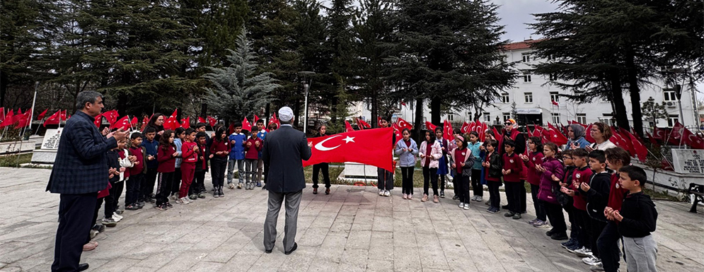 Hüseyin Tekiner İlkokulu, 18 Mart'ta Akşehir Şehitliği'ni Ziyaret Etti