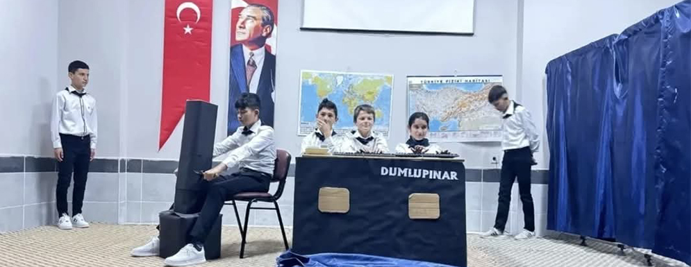 Yunak'ta Çanakkale Tiyatrosu Sergilendi